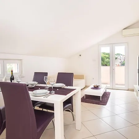 Sara * Rogoznica (Sibenik-Knin)